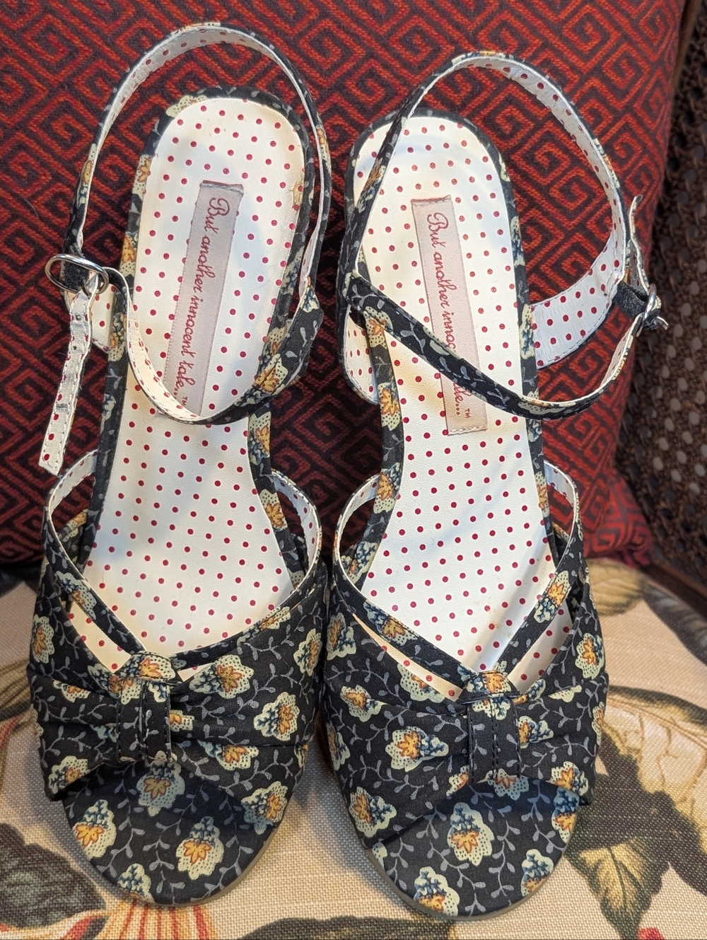 EUC B.A.I.T. 40s Retro Pin Up Wedge Sandals. Unique Provencal Style Fabric. Sz 8